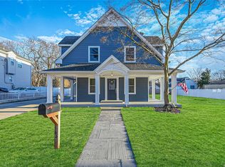 44 Oak St, Lake Grove, NY 11755