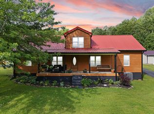 939 Bear Pen Creek Rd, Campton, KY 41301