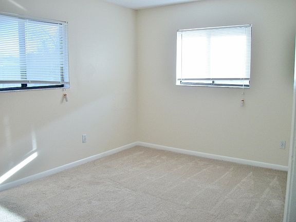 5th image of 988 Sweetbrier Dr