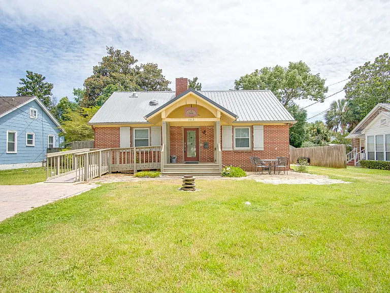 1613 E Jordan St — Photo 2