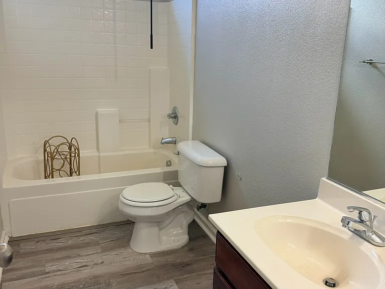 Hyannis Port Pl — Photo 6