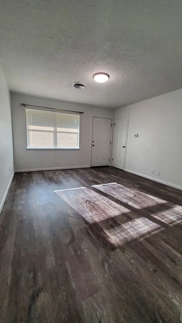 (2) Bed/(1) Bath Updated and Located just East of Campus Avail 8/11! — Photo 2