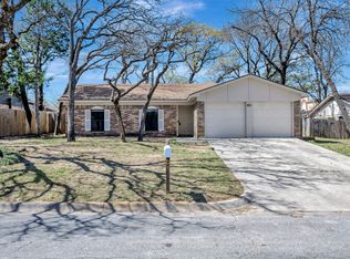 821 Timberoaks Dr, Azle, TX 76020