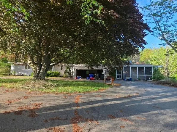 106 McLane Ln, Manchester, NH 03104