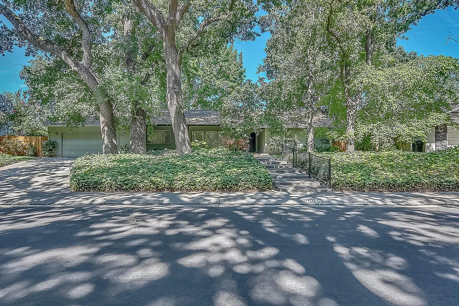 7505 Park Woods Dr photo 1