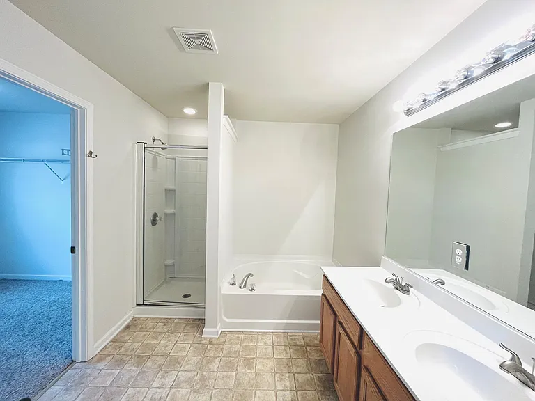Bathroom of primary bedroom 1
