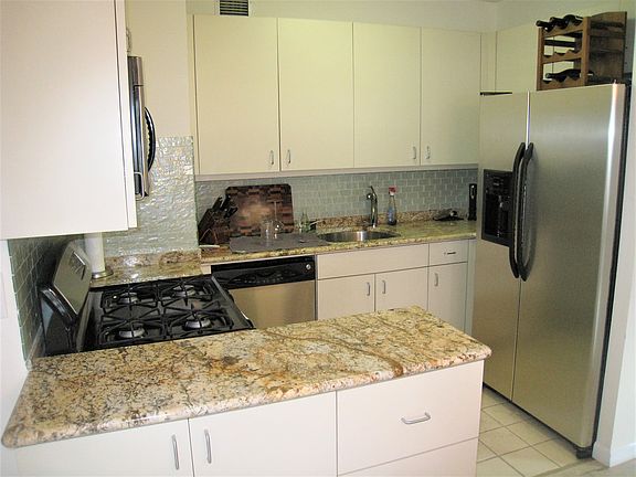 5th image of 200 E 61st St APT 26A