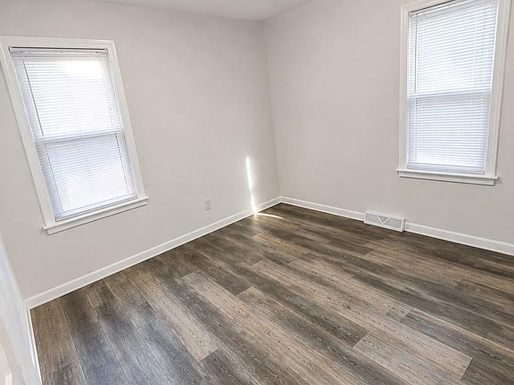 3rd image of 12760 Sarsfield Ave