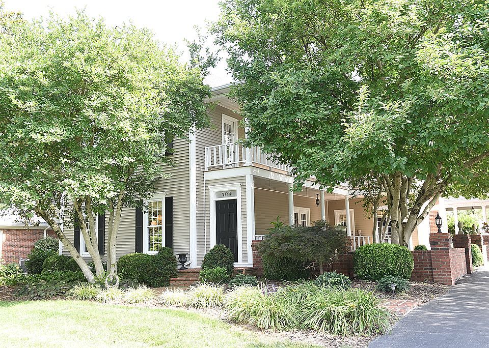1st image of 704 Huntington St