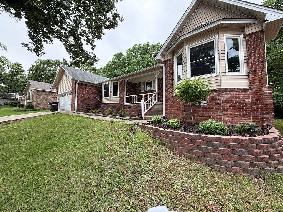 1st image of 39 Thornhill Dr