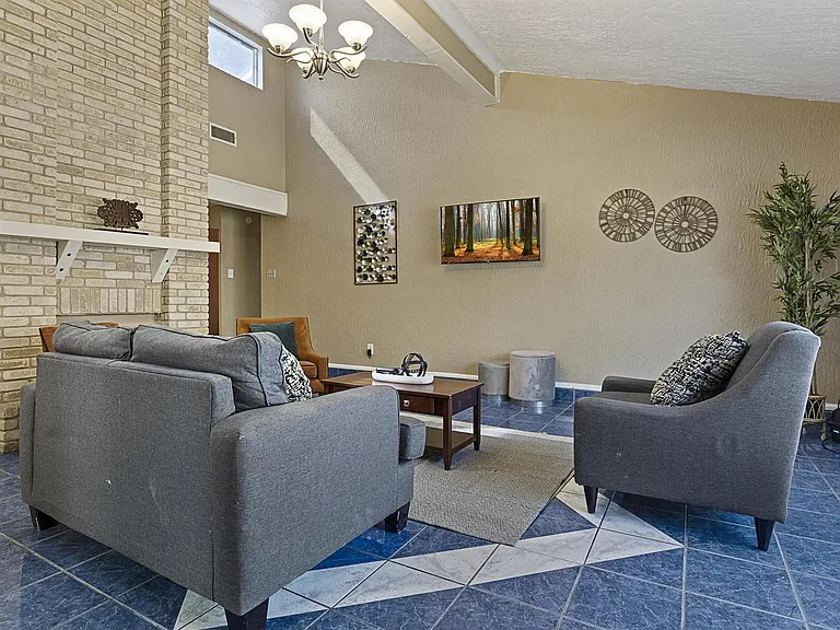 1011 Bay Horse Dr — Photo 2