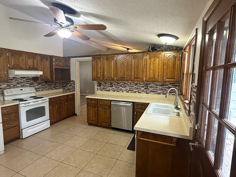 3301 Canterbury Dr — Photo 5
