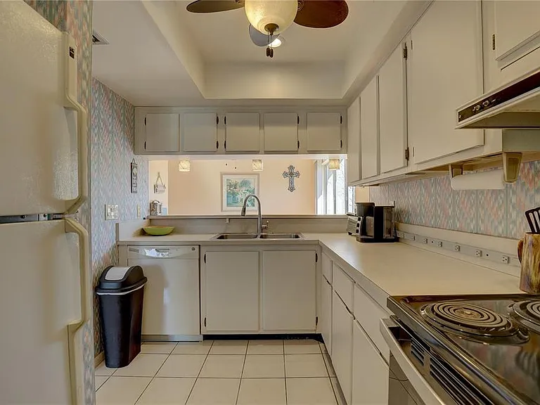 428 Windrush Bay Dr #428 — Photo 16