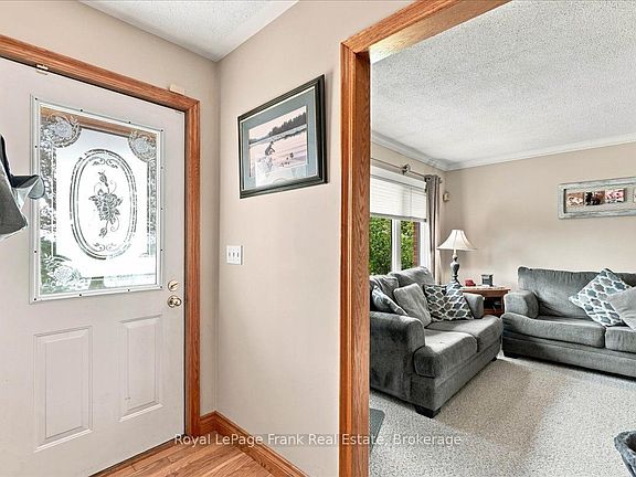 3rd image of 178 Roblin Rd