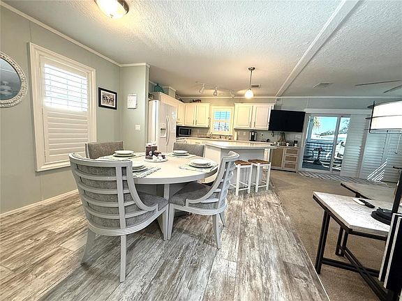 4th image of 124 E Saint Annes Cir