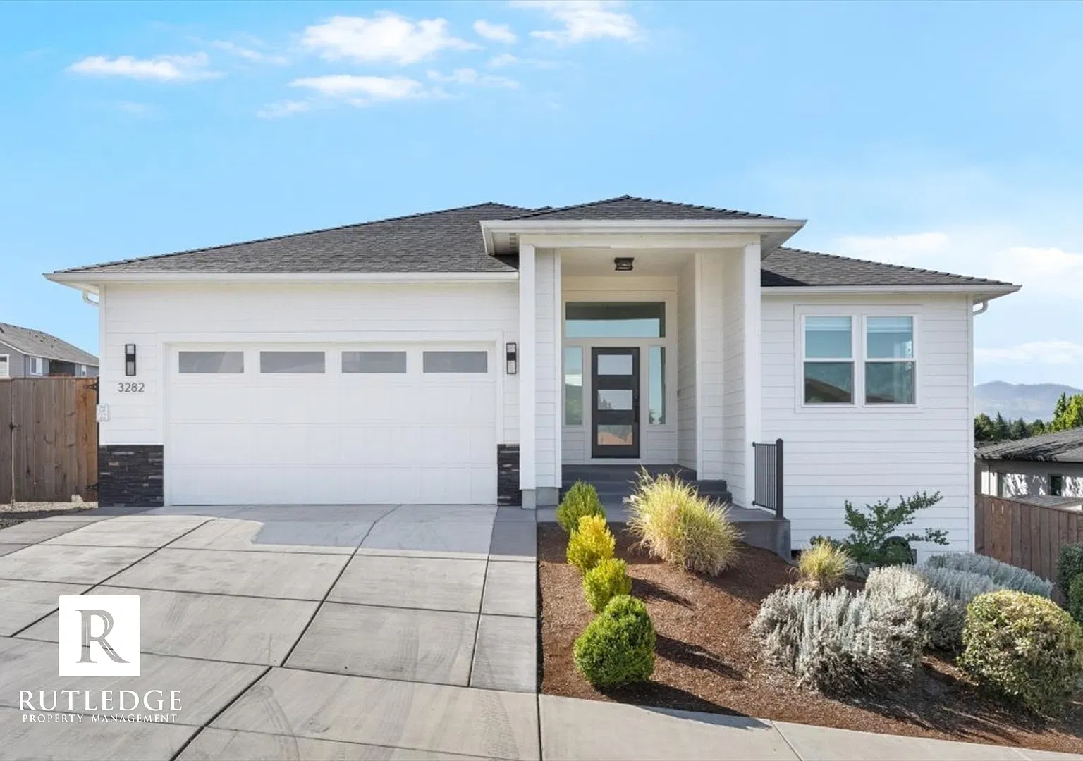 East Medford Cedar Links Living - Large Fenced Backyard! — Photo 1