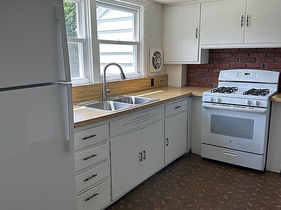 3rd image of 1 Emerson Ln