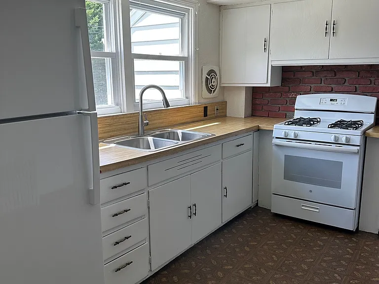 1 Emerson Ln — Photo 3
