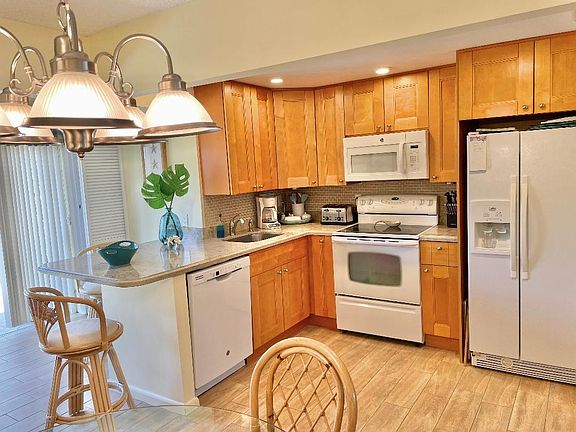 5th image of 639 Snug Harbor Dr APT L2