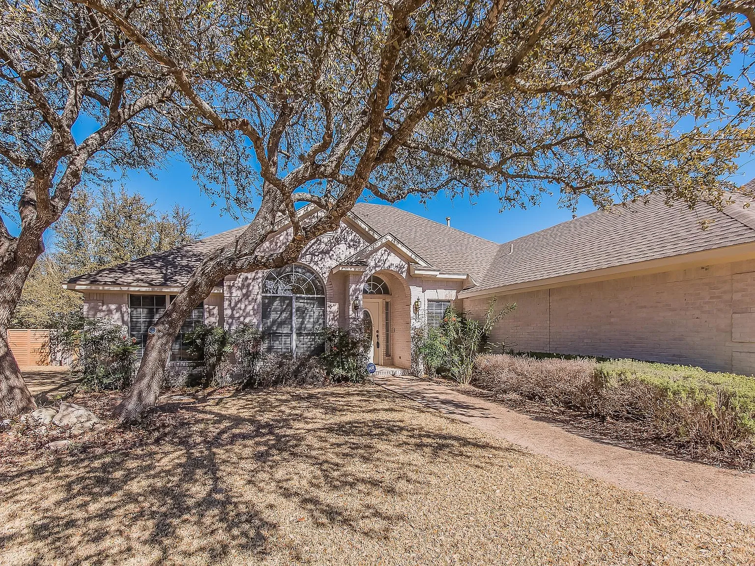 4 bed, 2.0 bath, 2367 sqft, $2,425 — Photo 3