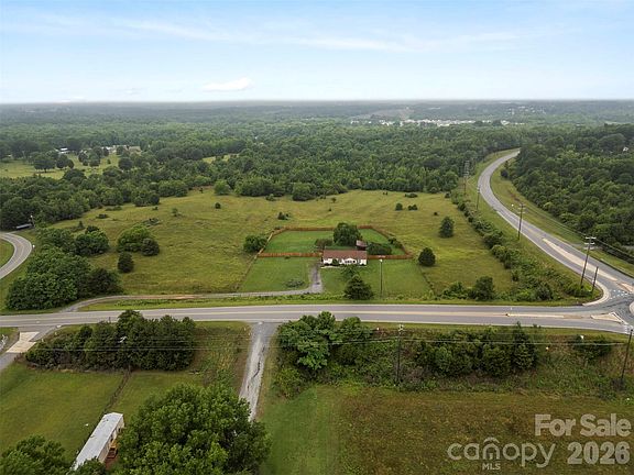 4th image of 638 Margrace Rd