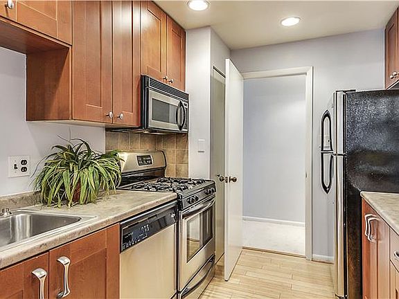 3rd image of 1952 Kennedy Dr APT 101