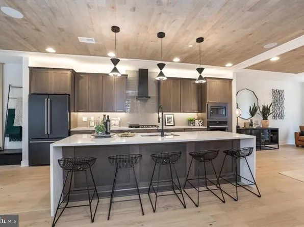 6 Clear Springs Ct, Doylestown, PA 18901