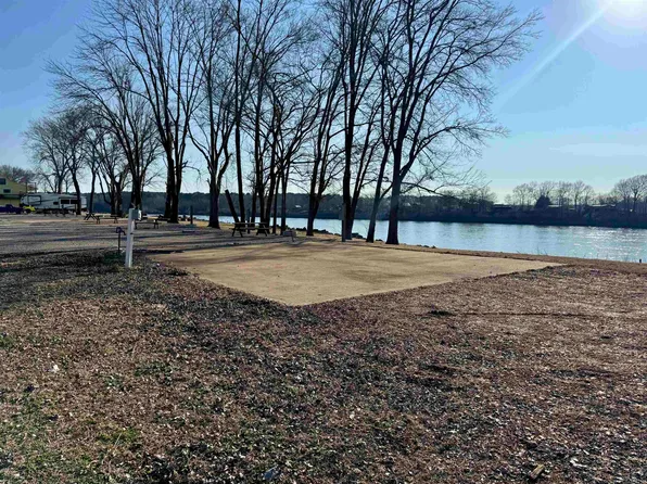 1215 Arnold Ln, Savannah, TN 38372