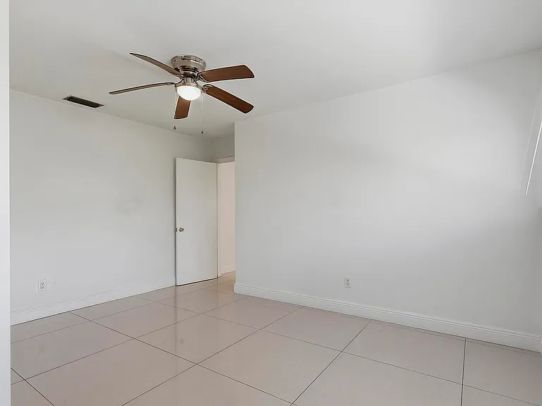 2910 NE 40th Ct — Photo 22