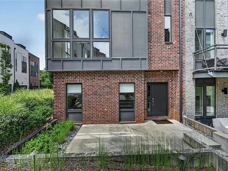 1214 Chelsea Cir NW — Photo 2