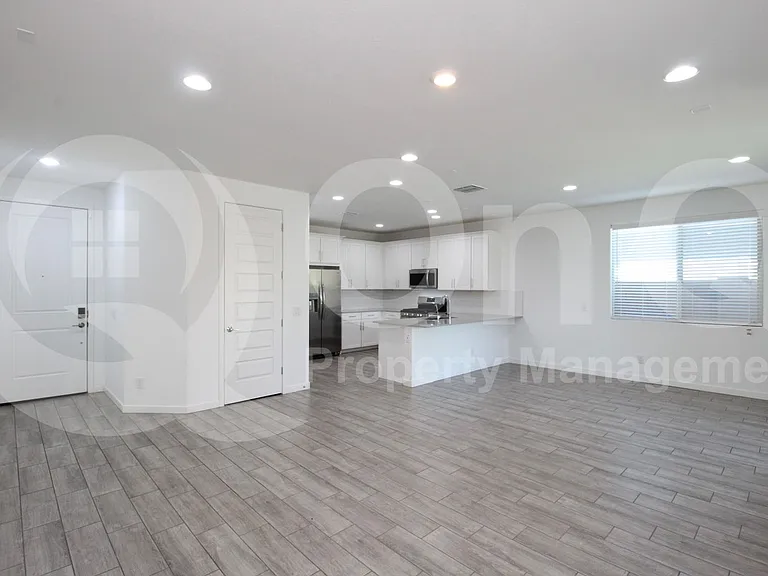 8923 W Solano Dr — Photo 7