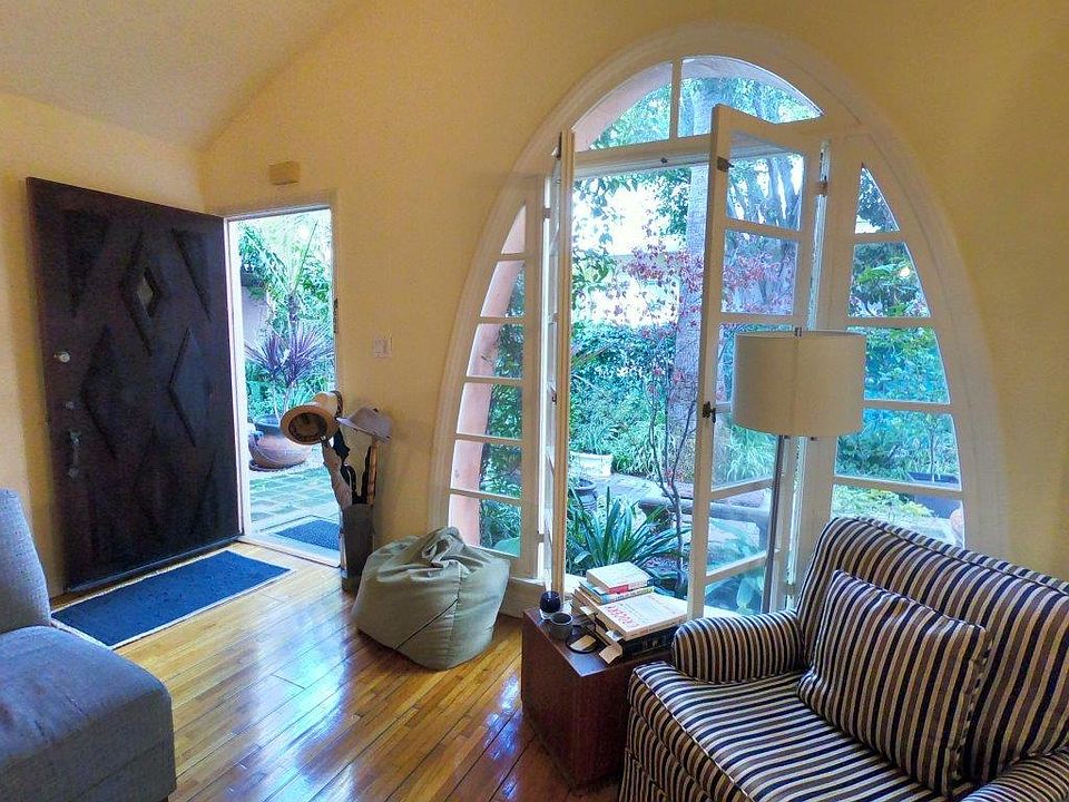 1st image of 226 S Poinsettia Pl