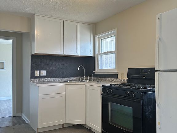 5th image of 2215 Durand St