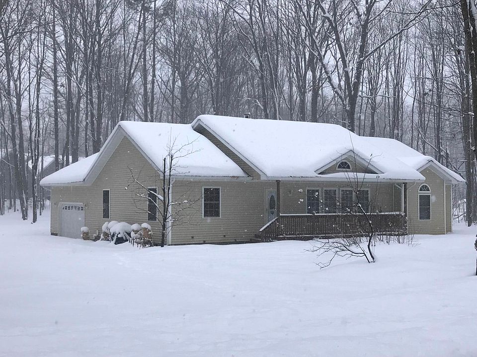 Front of home w/ garage