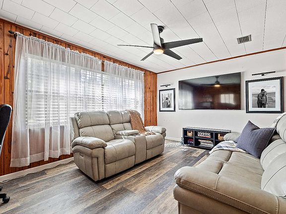 3rd image of 723 NW Palm Dr