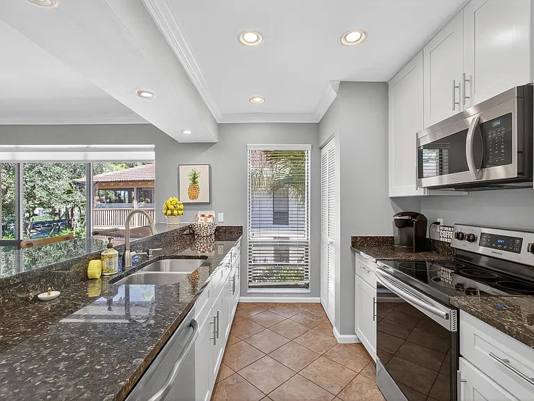 605 Brackenwood Cv — Photo 16