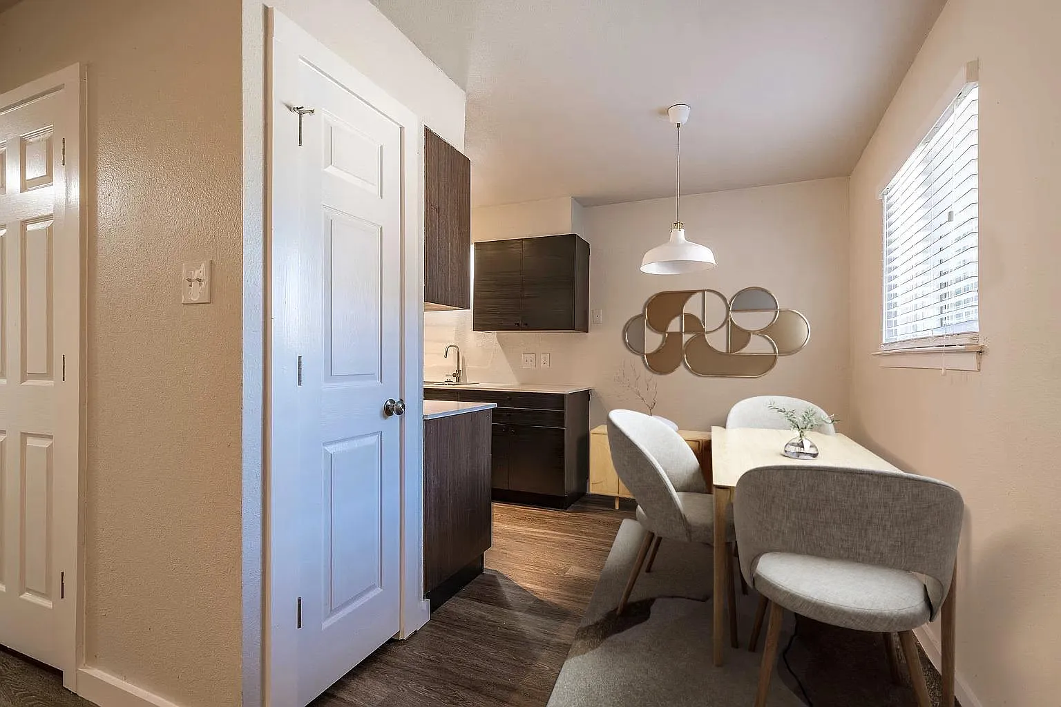 2 bed, 1.0 bath, 850 sqft, $1,142 — Photo 4