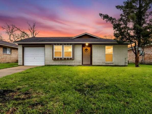 4811 Hannas Reef St, Bacliff, TX 77518