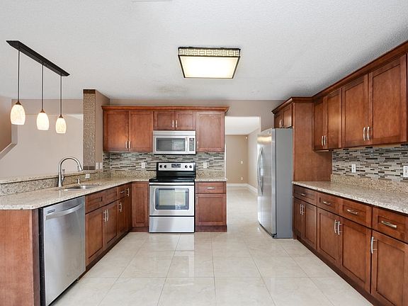 5th image of 821 Eastcliff Ct