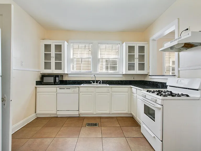 2102 S Carrollton Ave — Photo 5