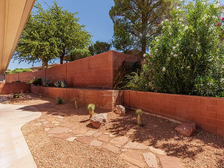 1584 N Raven Ln — Photo 23