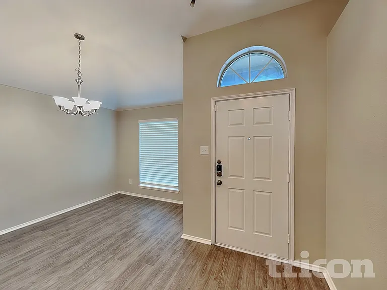 1563 Nottingham Dr — Photo 6