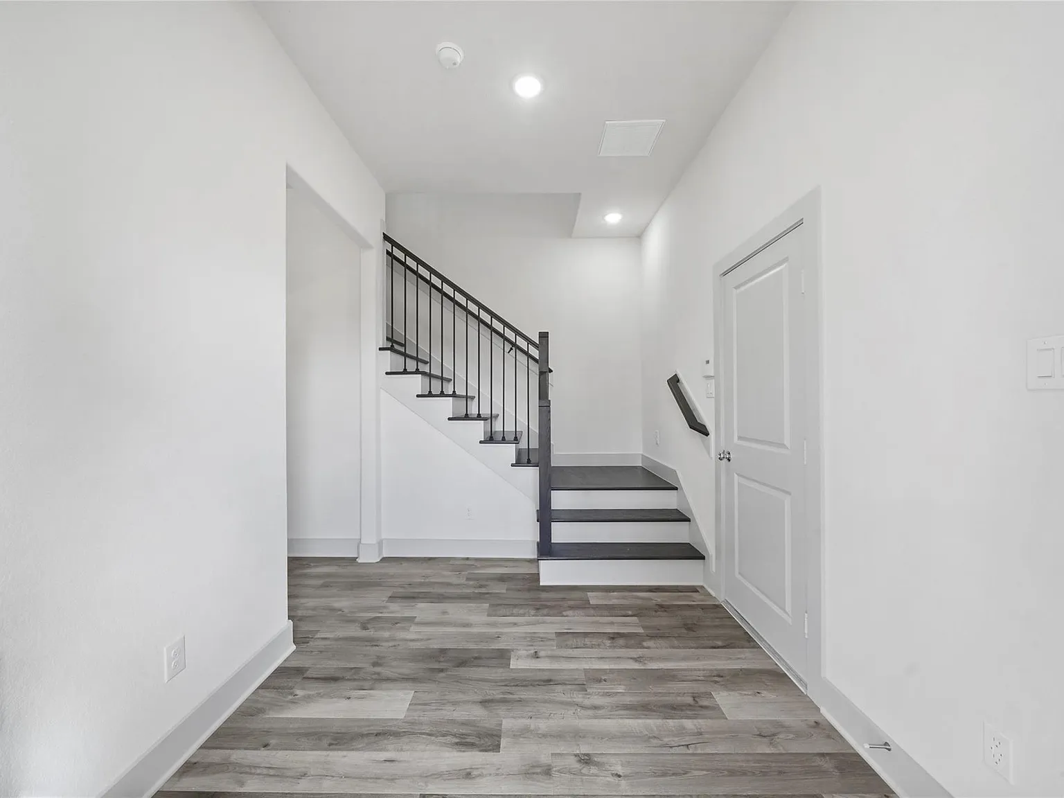 3 bed, 2.5 bath, 1918 sqft, $2,150 — Photo 3