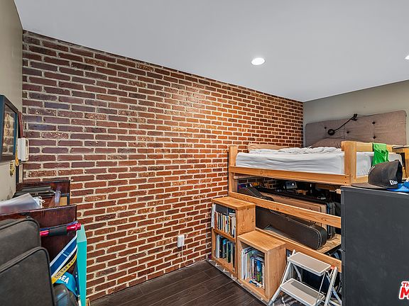 4th image of 960 Larrabee St APT 228