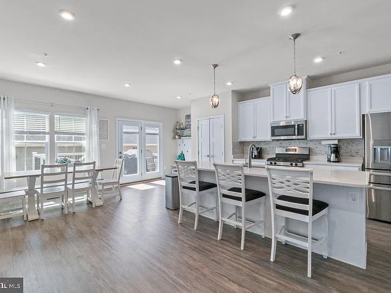 6247 Islington St — Photo 14