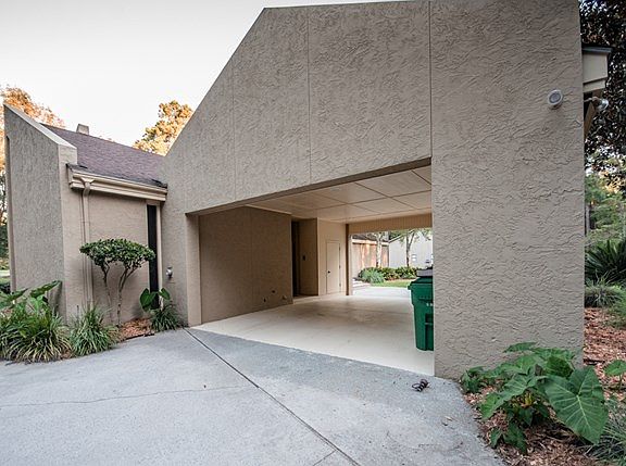 4th image of 3325 Plantation Dr