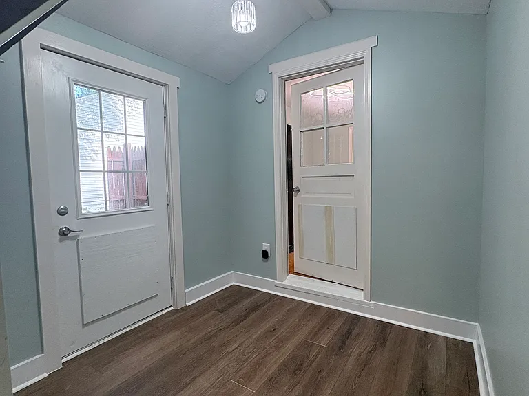 1238 E 49th St — Photo 12