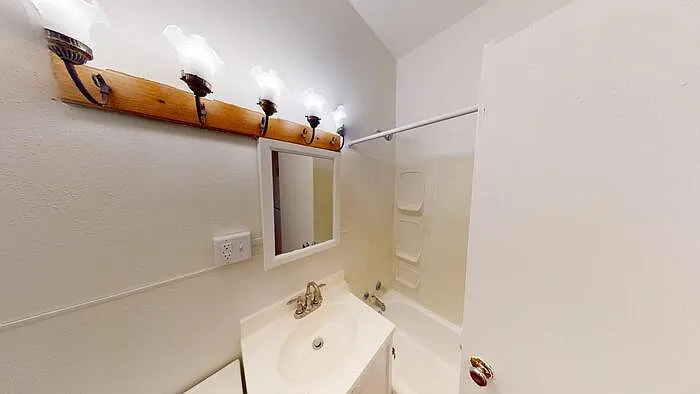 2 bed, 1.0 bath, $845 — Photo 4