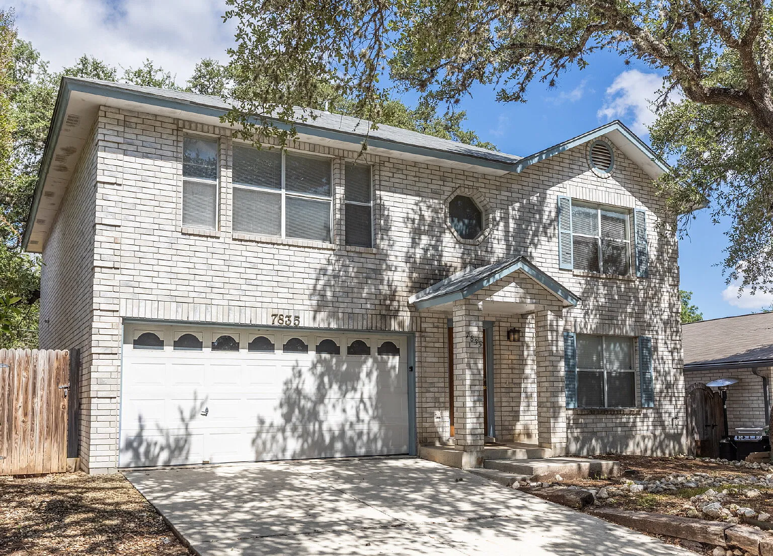 4 bed, 2.5 bath, 2400 sqft, $1,995 — Photo 2