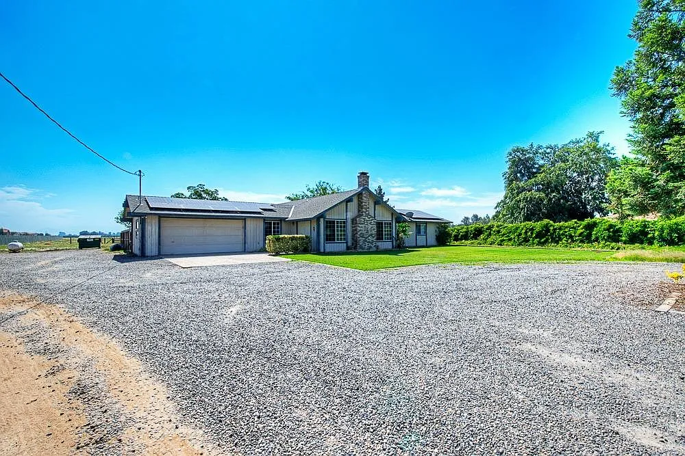 2672 N Armstrong Ave photo 1